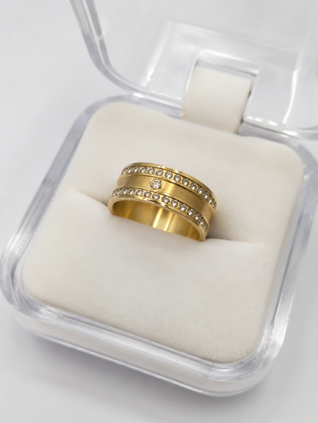 Aliança com pedras zircônia 20g ouro